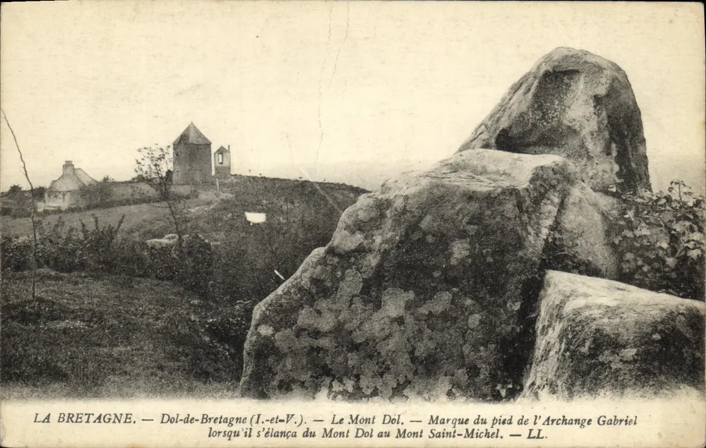Dol-de-Bretagne — Ansicht des Mont Dol — Markierung des Fußes des Erzengels Gabriel - Vorderseite