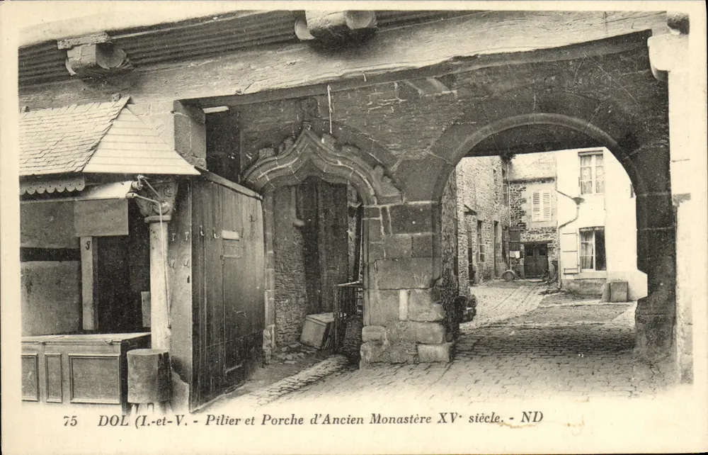 Dol (Ille-et-Vilaine) — Säule und Portal eines 15. Jahrhunderts alten Klosters — ND - Vorderseite