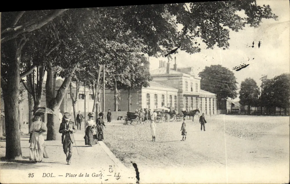 DOL. — Place de la Gare. — LL - Frente