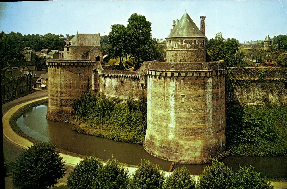 Fougères — Castelo feudal — Editor ARTAUD Frères - Frente