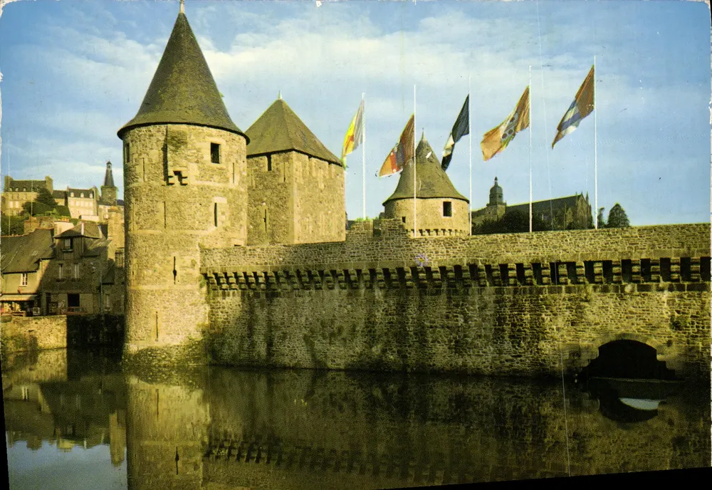 Fougeres — Eingang zum Schloss und zum See Courarde — Verlag Cie des Arts Photomecaniques - Vorderseite