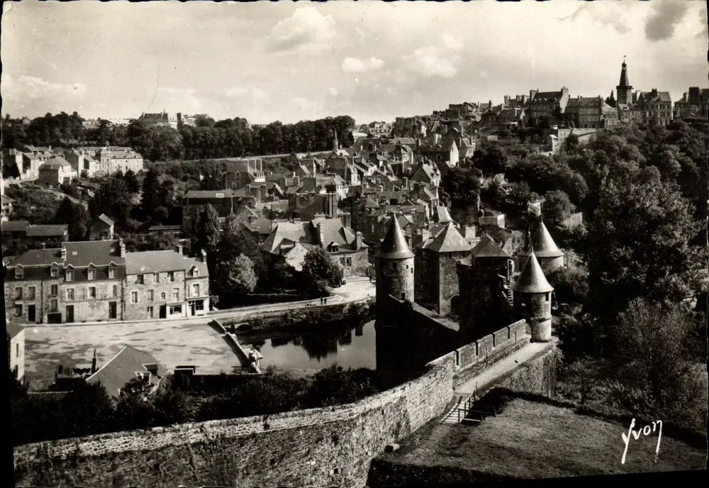 Fougères (Ille-et-Vilaine) — A Vista do Castelo (séculos XII e XV) e Praça Raoul II — As Edições d'Art Interdite - Frente