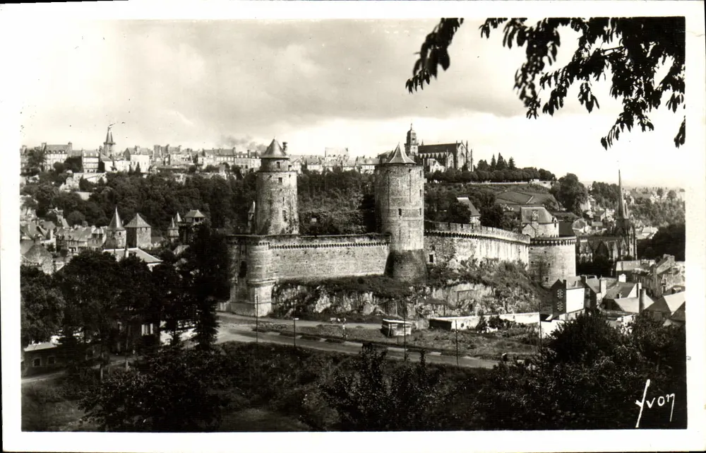 Fougères (Ille-et-Vilaine) — Schloss und Oberstadt — Éditions Yvon, Paris - Vorderseite