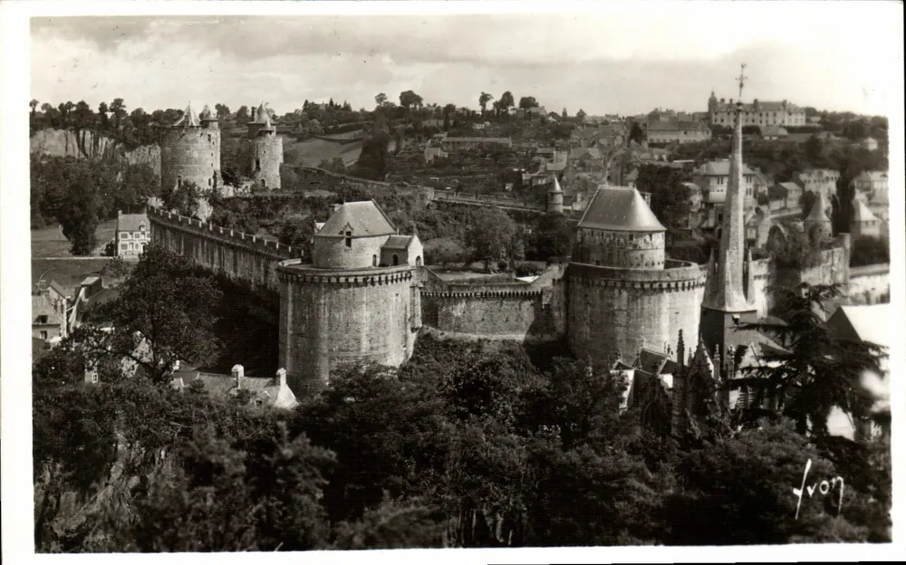 Fougères — Allgemeiner Blick auf das Schloss vom Felsen von St-Sulpice — Les Éditions d'Yvon - Vorderseite