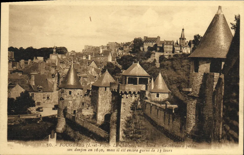 Fougeres (Il-et-V.). - Das Schloss, Nordseite — Dieses Schloss verlor seinen Bergfried 1630, aber es verfügt immer noch über 13 Türme - Vorderseite