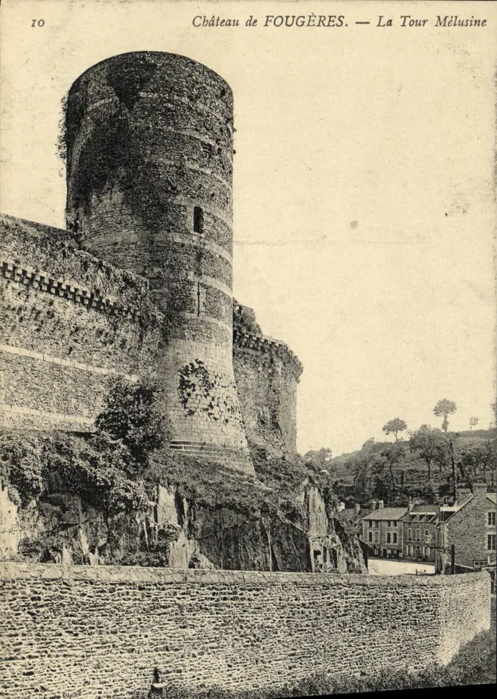 Schloss FOUGÈRES — Die Melusineturm - Vorderseite