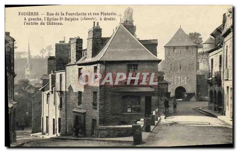 Fougères — Ansicht der Rue de la Fourchette und Rue Pinterie. Links die Kirche St-Sulpice (klassifiziert), rechts der Eingang zum Schloss. - Vorderseite