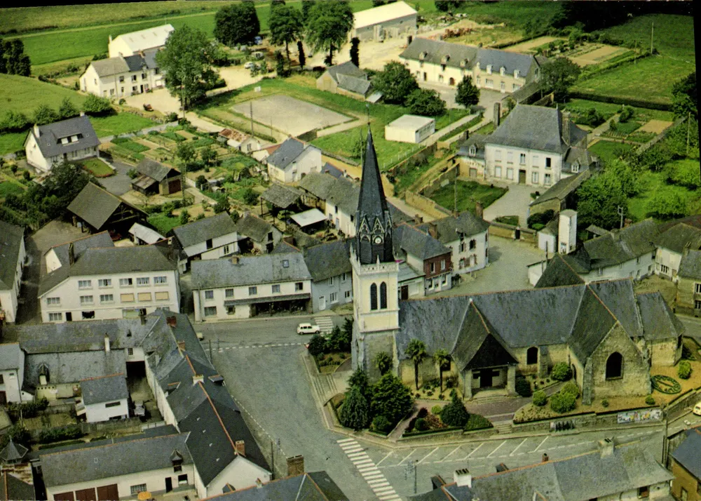 Gévezé (Ille-et-Vilaine) — Die Kirche und das Zentrum der Stadt — Les Éditions du Gabier, TP 1175 - Vorderseite