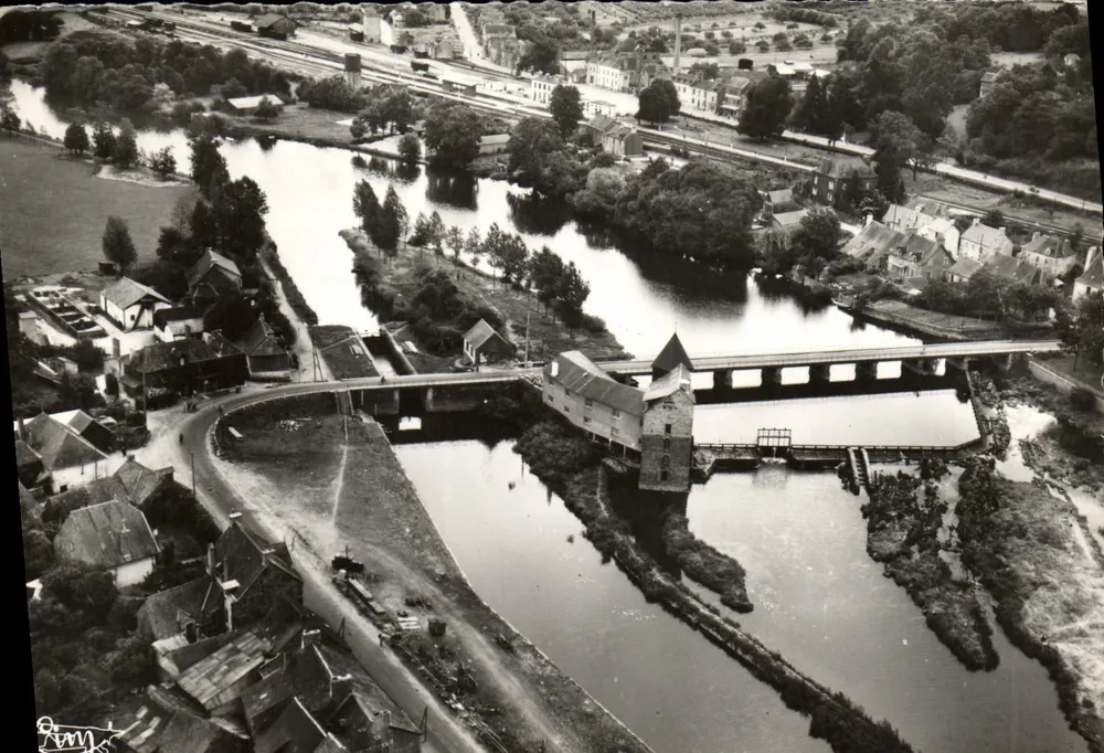 Messac (Ille-et-Vilaine) — Luftbild des Mühlen, Brücke und Bahnhofs — Éditions Atrienes Combier - Vorderseite