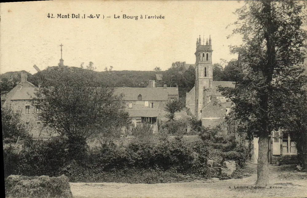 Mont-Dol (Ille-et-Vilaine) — O Bourg à l'arrivée — Editor Kenoe - Frente