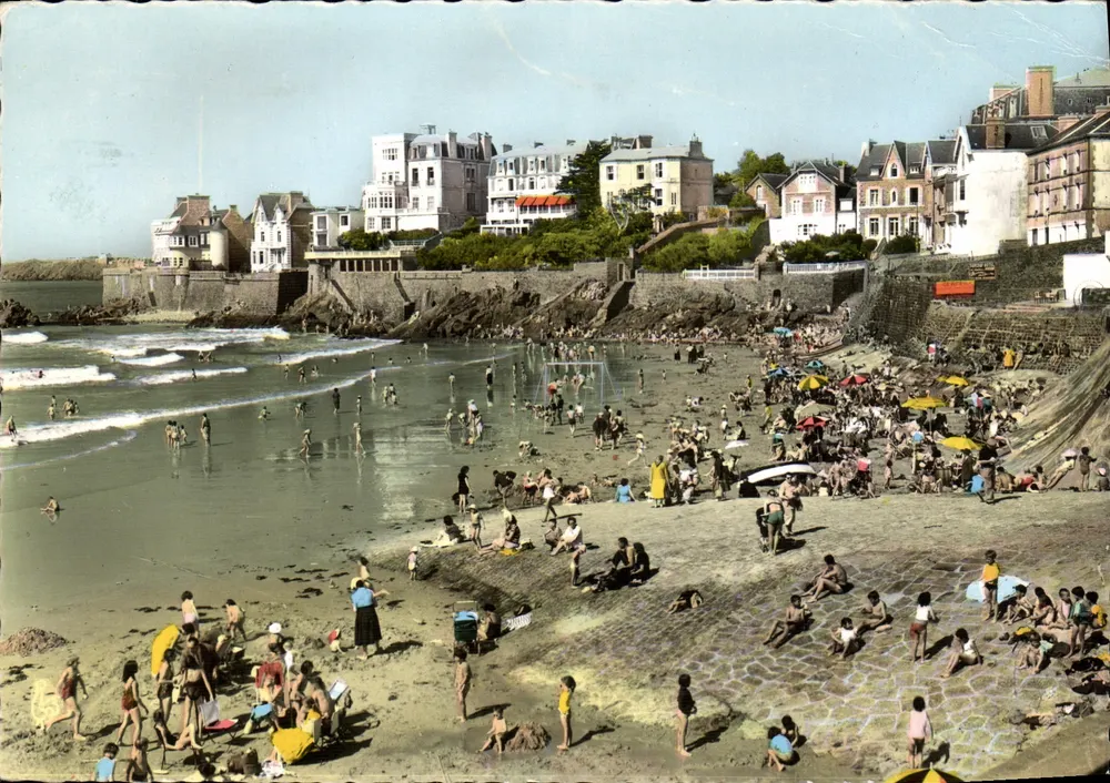 La Plage et la Pointe de Rochebonne — vue de la digue et du centre de yachtin — éditeur LES TIRAGES MODERNES, 5 rue du Louvre, Paris - Vorderseite