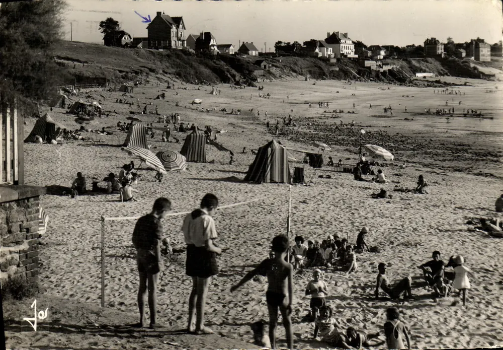 Strand von Val in Paramé (Ille-et-Vilaine) — lebendige Ansicht mit Kindern, die Volleyball spielen, und Dünen — Verleger J. Jos. (unterschrieben unten links) - Vorderseite