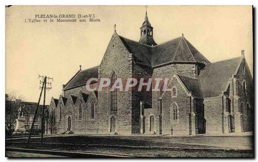 Plelan-le-Grand (Ille-et-Vilaine) — Die Kirche und das Kriegsdenkmal - Vorderseite