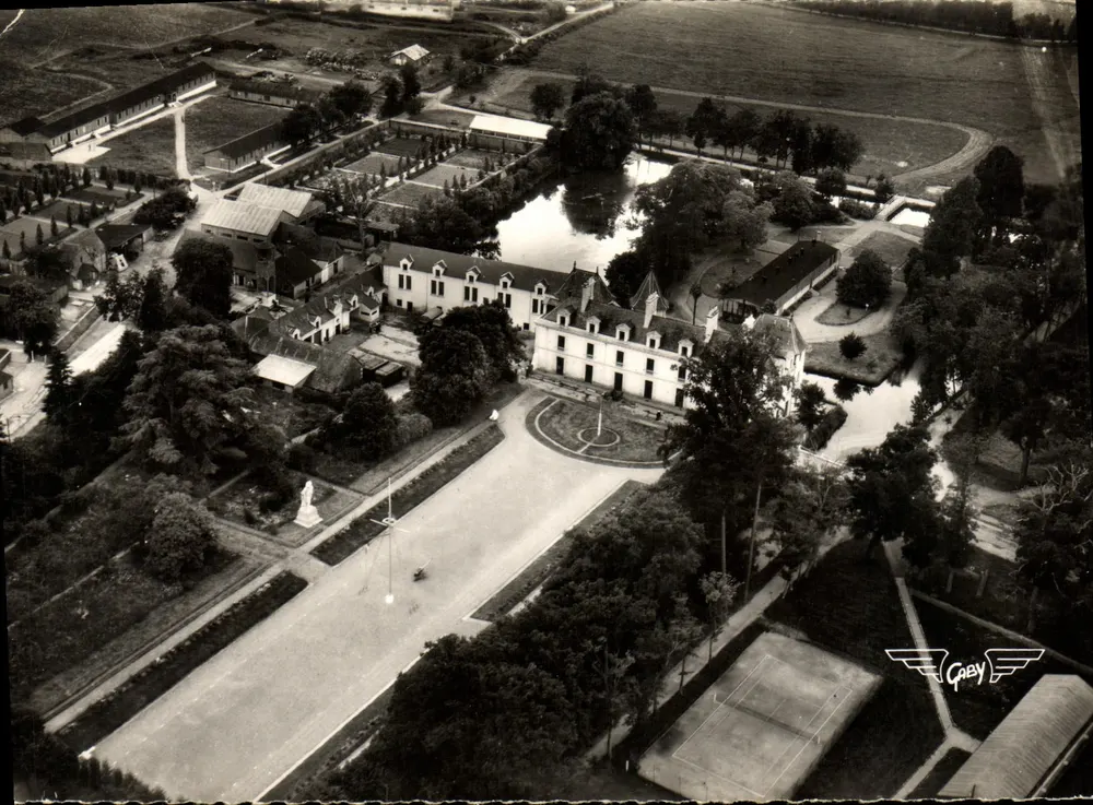 Maritimes Bildungszentrum — Schloss la Massaye und der Ehrenhof — Pont-Rean (Ille-et-Vilaine) — Gaby - Vorderseite