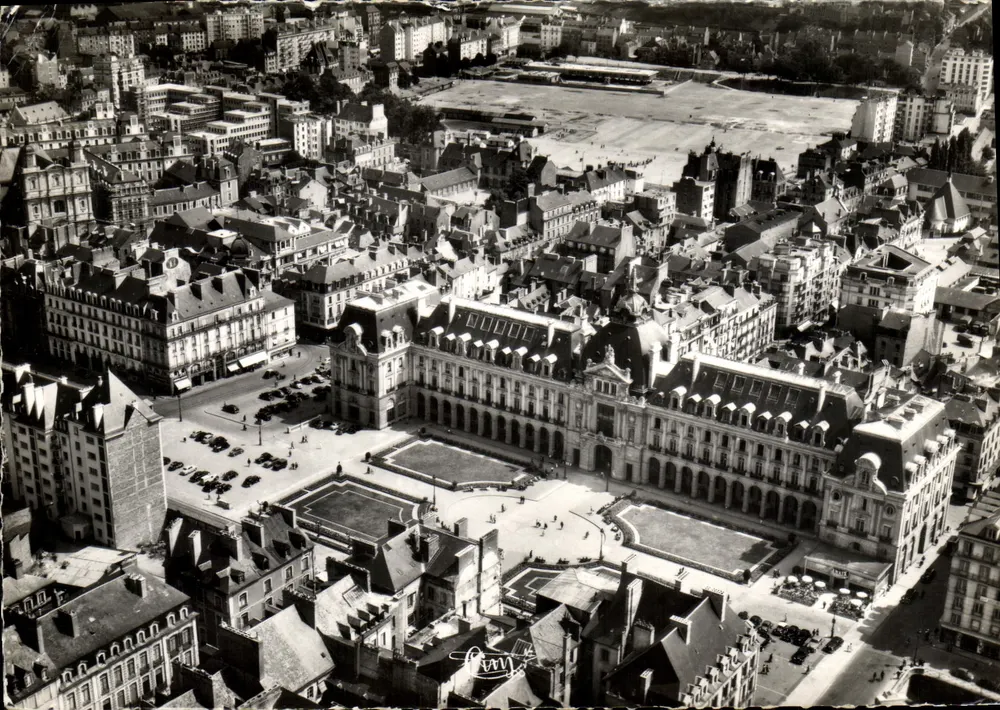 Rennes (Il.-et-V.) — Vista aérea — sobre o Palácio do Comércio — Edições Véritarable - Frente