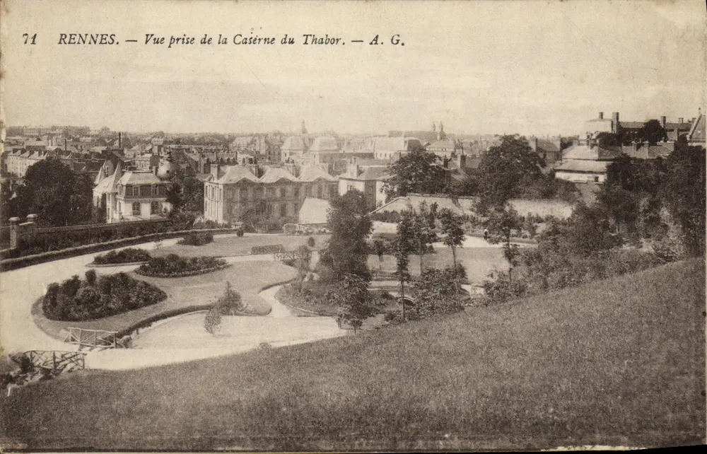 Rennes — Vista tirada da Caserne du Thabor — A. G. - Frente