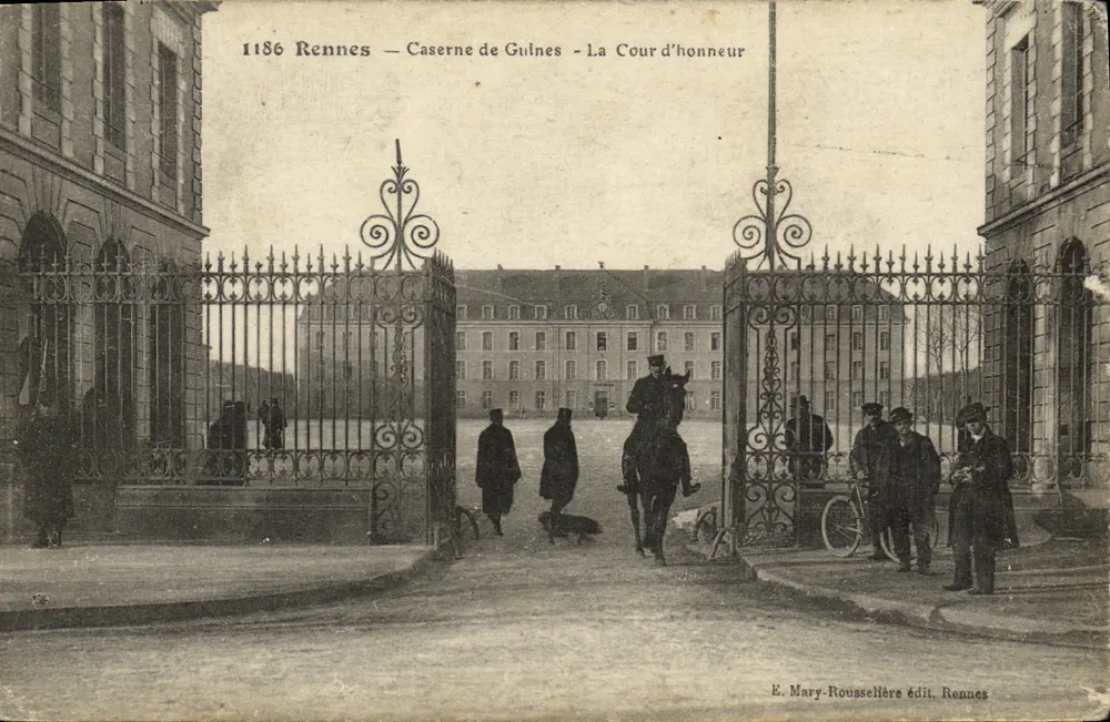 Rennes — Kasernen Guînes — Die Ehrenhof — E. Mary-Rousselière Verlag, Rennes - Vorderseite