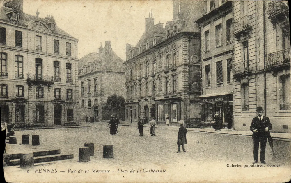 Rennes — Straße der Münze - Platz der Kathedrale — Volks-Galerien. Rennes - Vorderseite