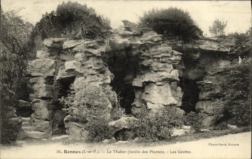 Rennes (Ille-et-Vilaine). — Ansicht von Le Thabor (Botanischer Garten). — Die Höhlen — Photo-Ouest; Rennes - Vorderseite