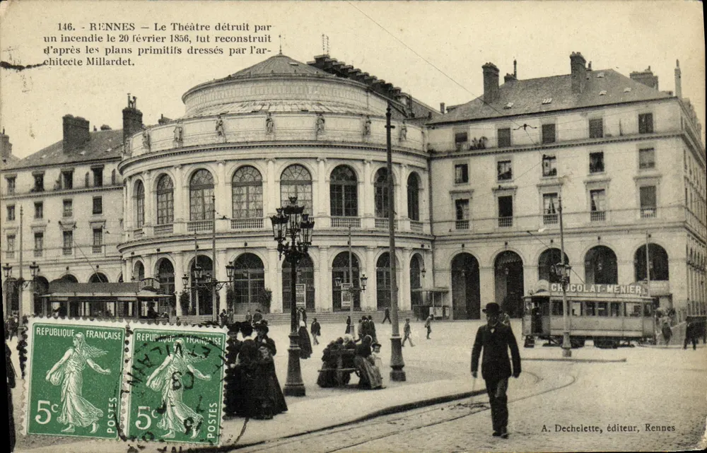 Rennes — O Teatro destruído por um incêndio em 20 de fevereiro de 1856, foi reconstruído com base nos planos elaborados pelo arquiteto Millardet — A. Dechelette, editor, Rennes - Frente