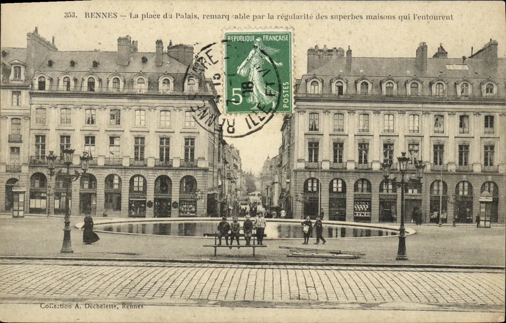 Rennes — De plein du Palais — opvallend door de regelmaat van de prachtige huizen die het omringen — Collectie A. Dechelette - Voorkant