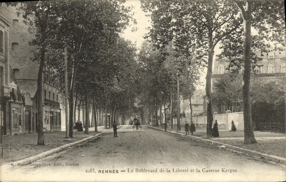 Rennes — Der Boulevard de la Liberté und die Kergus-Kaserne — R. Mary-Roussellière Édit., Rennes 1083 - Vorderseite