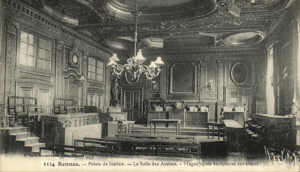 Rennes — Palast der Justiz — Die Assizes-Halle — Prächtige Eichen-Statuen - Vorderseite