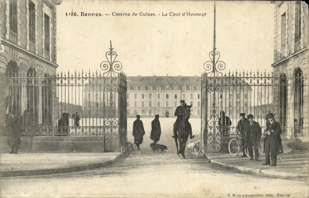 Rennes — Guines-Kaserne — Cour d'Honneur — E. Mary-bousselière, Verlag Rennes - Vorderseite