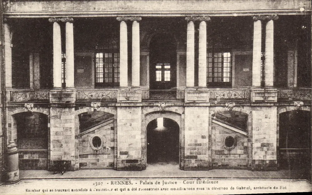 Rennes - Palácio de Justiça - Pátio interno - Escada reconstruída sob a direção de Gabriel, arquiteto do Rei - Frente