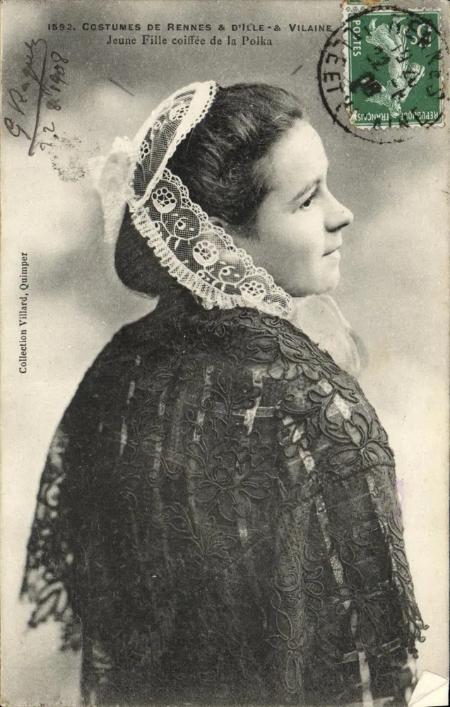 Junge Frau mit Polka-Hut — Traditionelle Kleidung aus Rennes & Ille & Vilaine — Sammlung Villard, Quimper - Vorderseite
