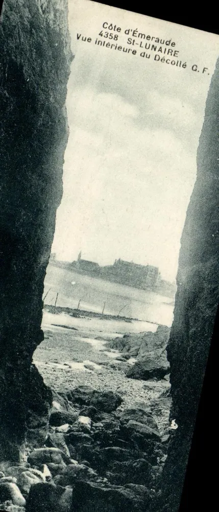 Visão interna do Décollé — Côte d'Émeraude, St-Lunaire — G.F. n°4358 - Frente