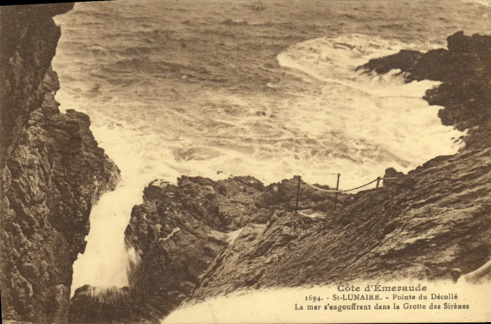 Emerald Coast - Pointe du Décollé — Das Meer strömt in die Höhle der Sirenen — unbekannter Verleger, Seriennummer nicht sichtbar - Vorderseite