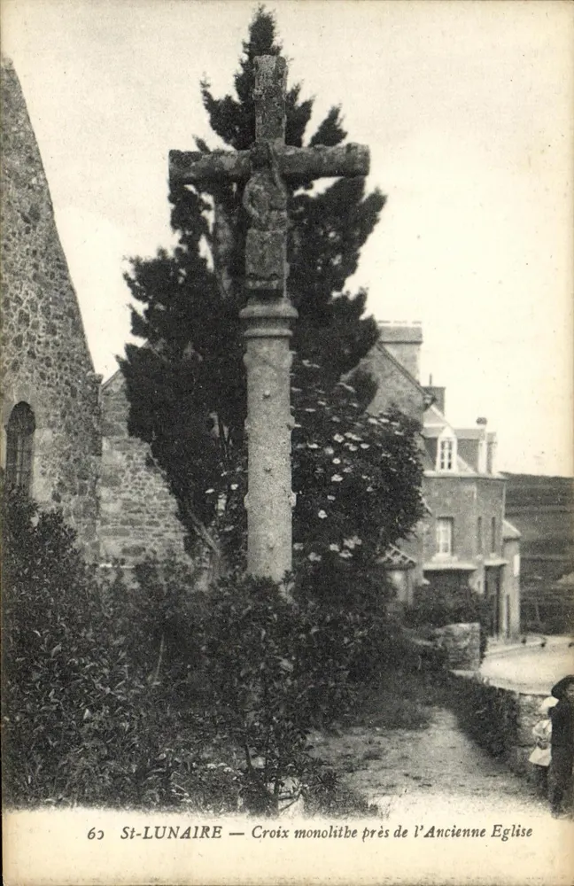 St-LUNAIRE — Monolithische Kreuz nahe der Alten Kirche - Vorderseite