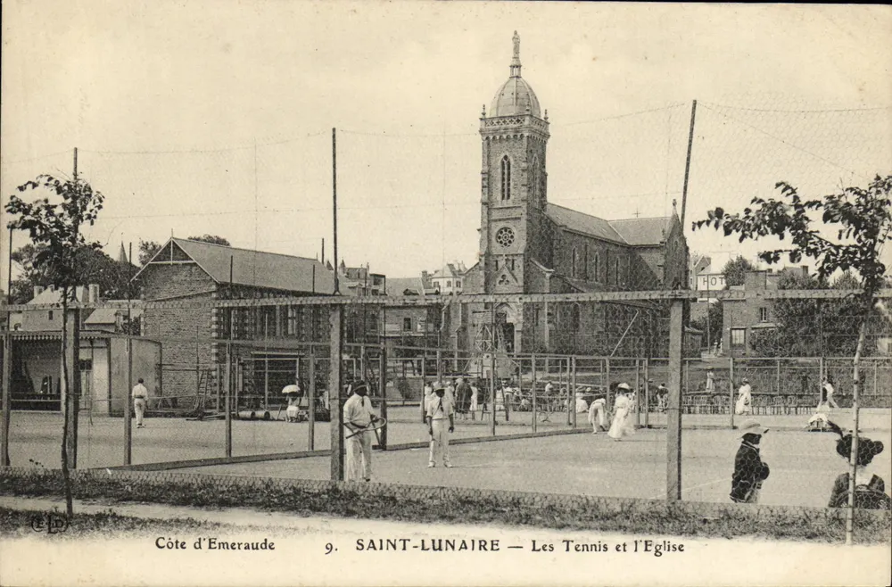 Saint-Lunaire — Die Tennisplätze und die Kirche — Côte d'Émeraude - Vorderseite