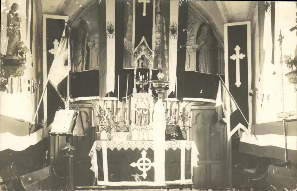 Interior de uma igreja decorada — n° 35 - Frente
