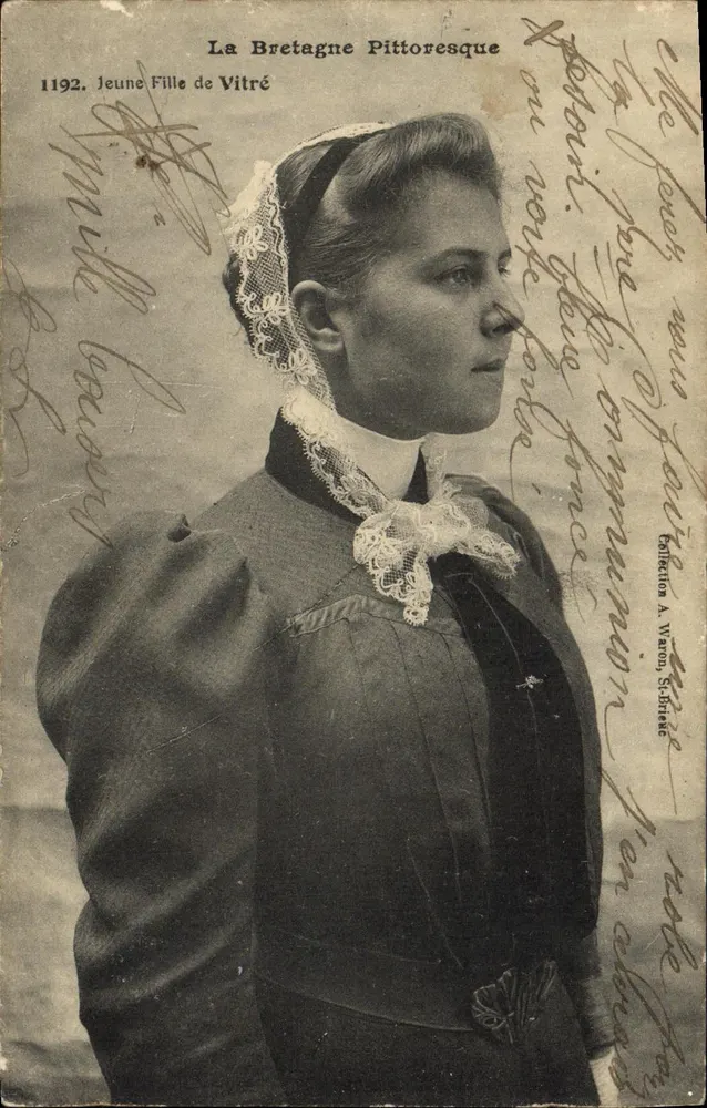 Giovane ragazza di Vitré — La Bretagna Pittoresca — Collezione A. Waron, St-Brice - Recto