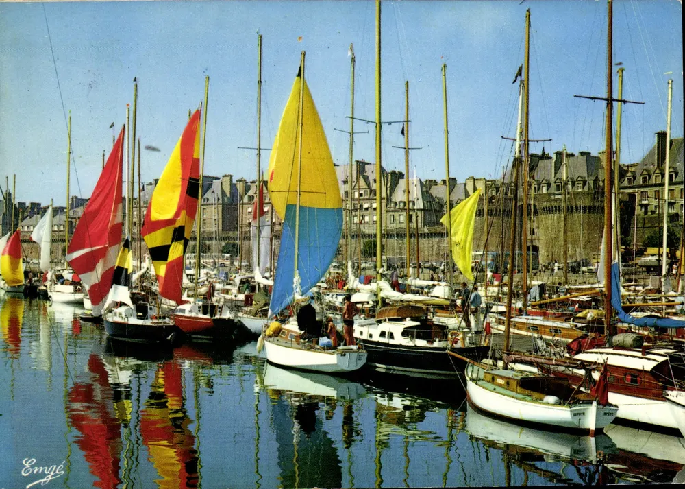 Saint-Malo — Piratenstadt bei Ankunft einer Kreuzfahrt — Emge Edition, Nr. 2257 - Vorderseite