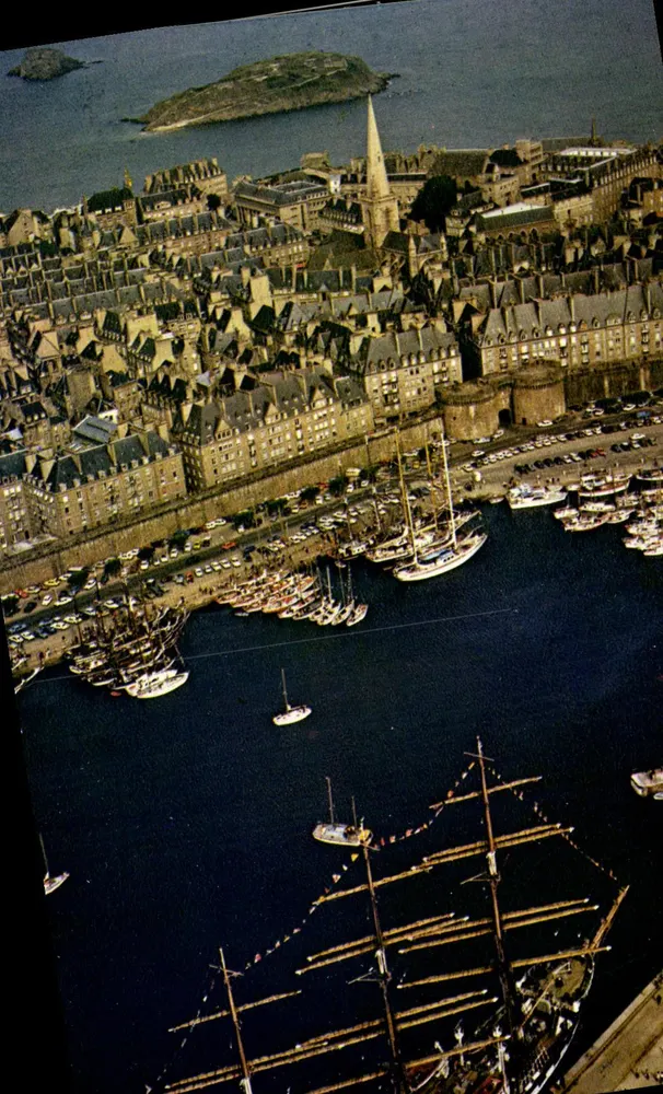 Saint-Malo — Luftbild der Basins mit großen Segelschiffen — Éditions d'Art Iris Jos - Vorderseite