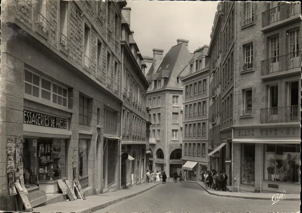 St-Malo - Hauptstraße — Ansicht der Straße mit Geschäften — Réal-Photo, Paris - Vorderseite