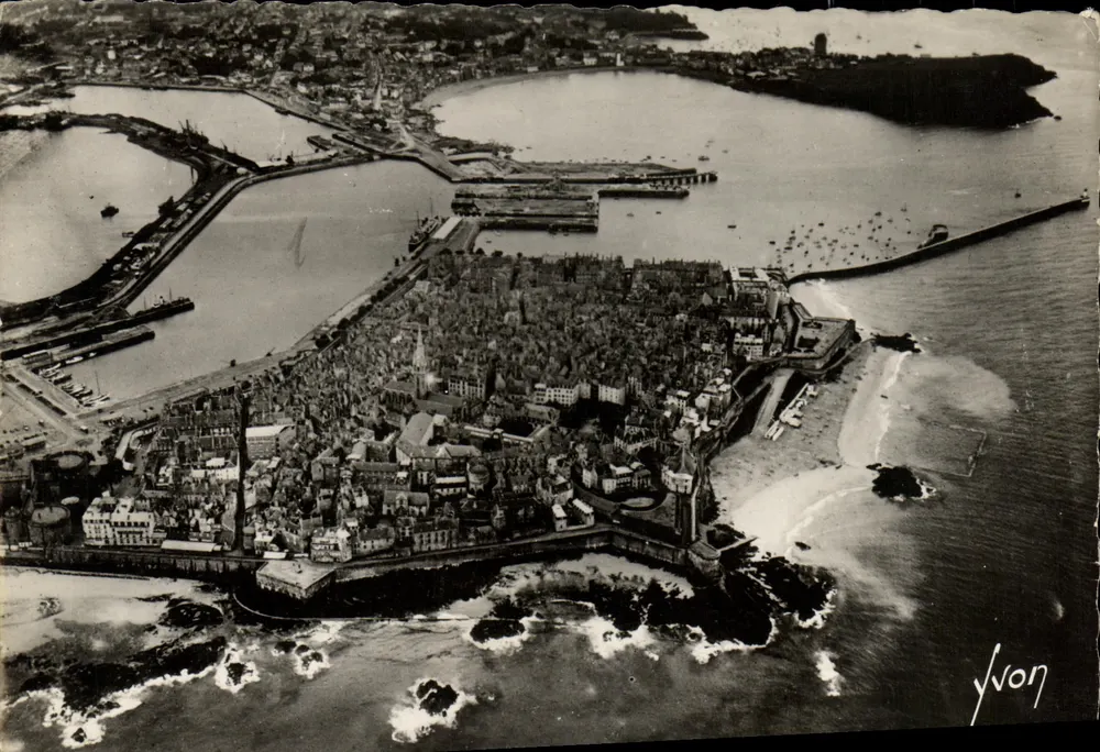 Saint-Malo (Ille-et-Vilaine) — Vista aérea — Éditions d'Art 'YVON' - Frente