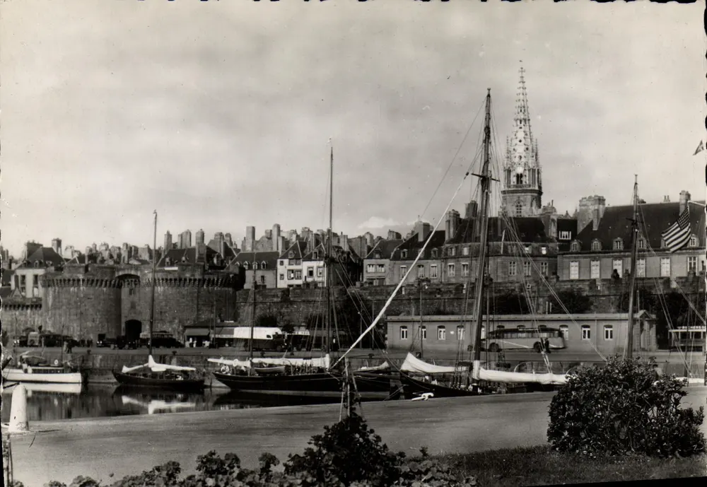 Saint-Malo (Ille-et-Vilaine) — Ansicht der Grand'Porte und der Bassins — Édition La Giphène, n°624 - Vorderseite