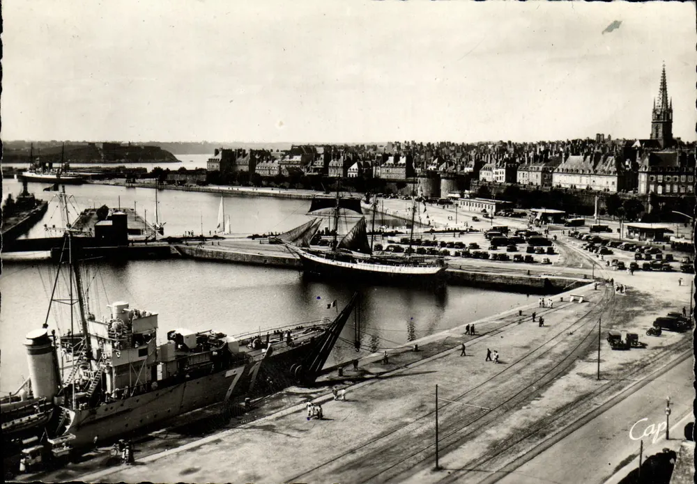 Saint-Malo — Die Becken und die Stadt — Cap - Vorderseite