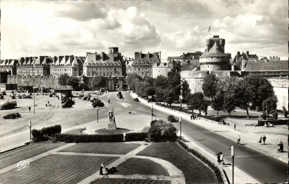 Saint-Malo - Piratenstadt — Schloss und neue Gebäude — C.A.P. Paris - Vorderseite