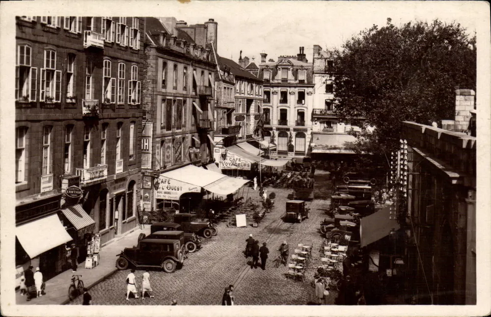 Saint-Malo - Place Chateaubriand — Café L'Ouest und Hôtel des Voyageurs — Verlag Real-Photo C.A.P. Straßburg - Vorderseite