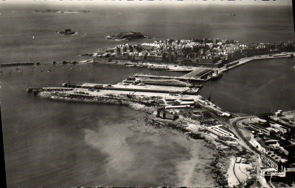 Saint-Malo — Vista aérea — A Cegonha, n°35.288.92 - Frente