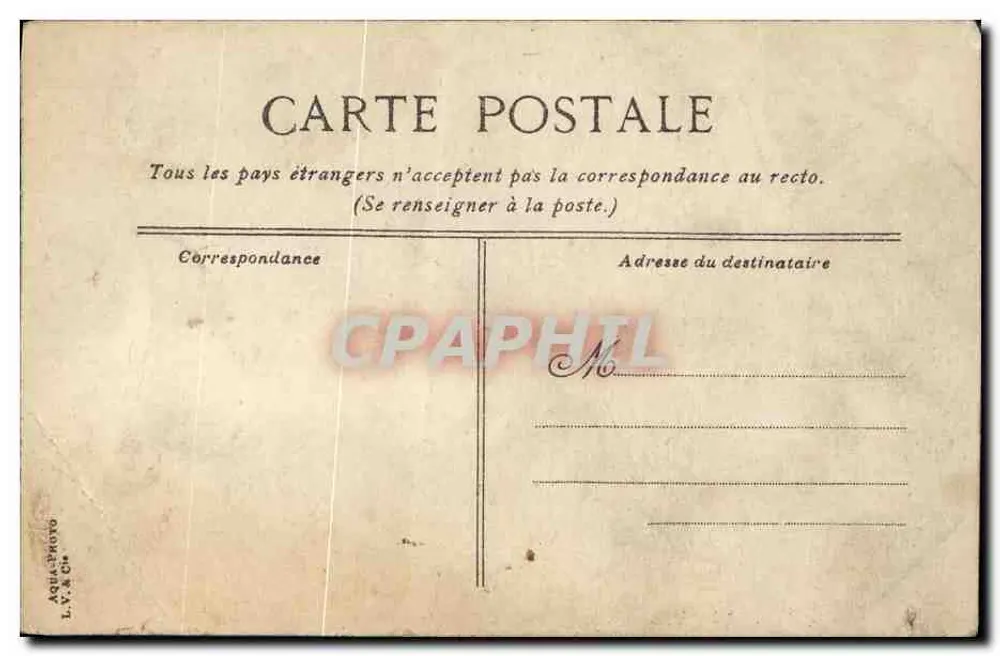 Vue de la rue étroite de la ville — édifice avec clocher à pointe — éditeur L.K.&C° - Verso