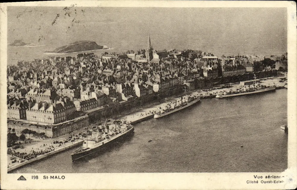 St-Malo — vue aérienne du port et de la ville — Cliché Ouest-Eclair, n° 198 - Frente