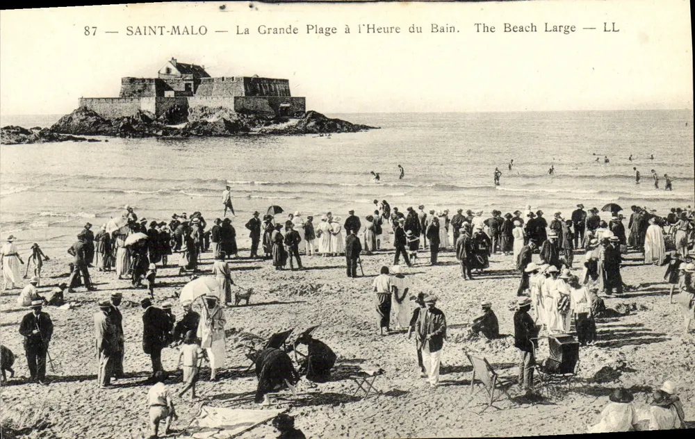 SAINT-MALO — Die große Strandpromenade zur Badezeit — LL - Vorderseite