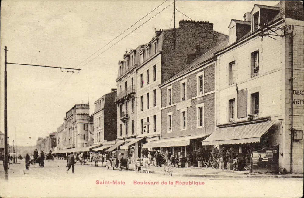 Saint-Malo - Boulevard de la République — vista urbana com comércios e trem — editor Sini-Bromure - Frente