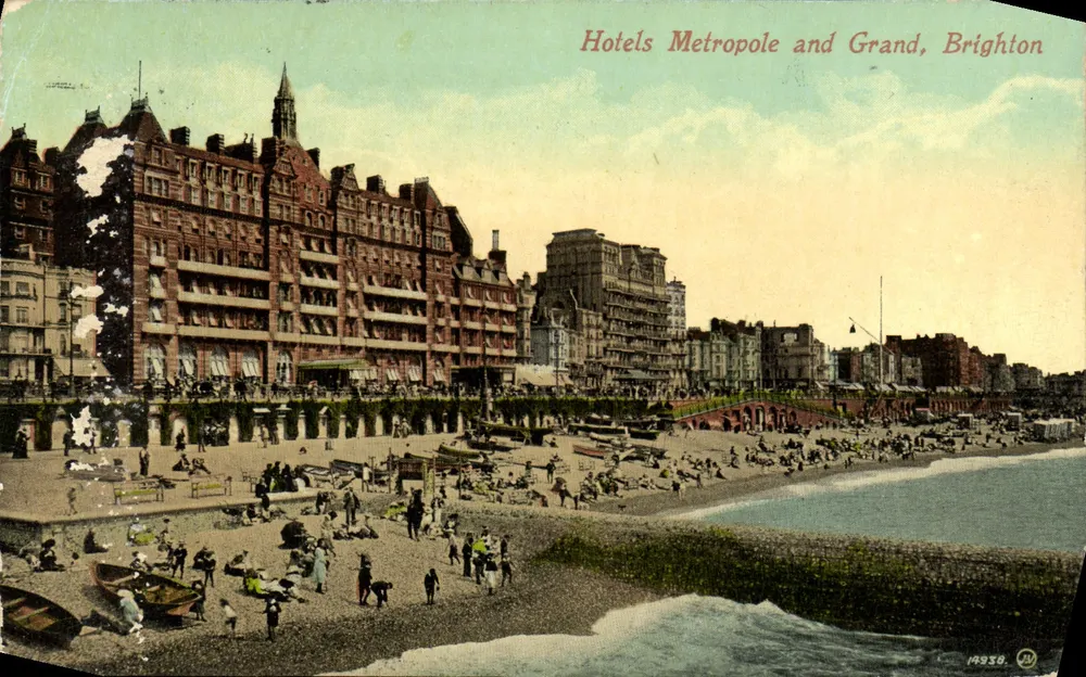Hotels Metropole and Grand, Brighton — vue de la promenade et de la plage — éditeur Avery & Marks, N° 14930 - Frente
